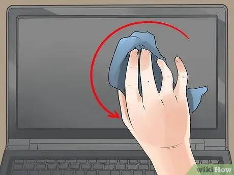 Limpiar la pantalla de una computadora portátil con productos domésticos Paso 4