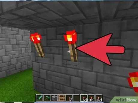 Creeu torxes de Redstone intermitents al pas 6 de Minecraft