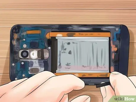Izņemiet akumulatoru no LG G2 6. darbības