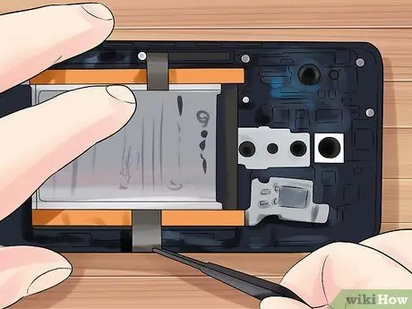 Entfernen Sie den Akku aus einem LG G2 Schritt 8