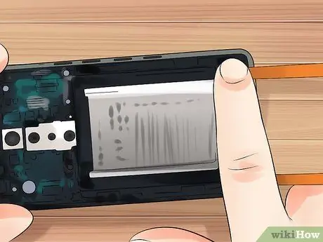 Entfernen Sie den Akku aus einem LG G2 Schritt 9