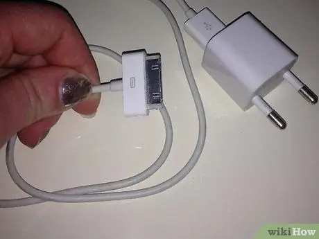 Cargue su iPhone con un cable Lightning no oficial Paso 1