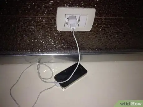 Cargue su iPhone con un cable Lightning no oficial Paso 4