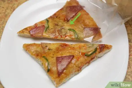 Revitalizirajte jednodnevnu pizzu u mikrovalnoj pećnici Korak 2