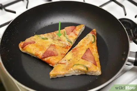 Mikroto'lqinli pechda 8 kunlik eski pizza -ni jonlantiring