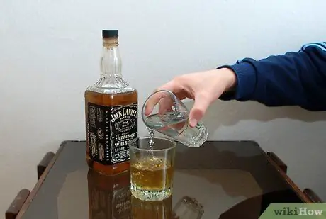 Thử rượu whisky với nước Bước 3