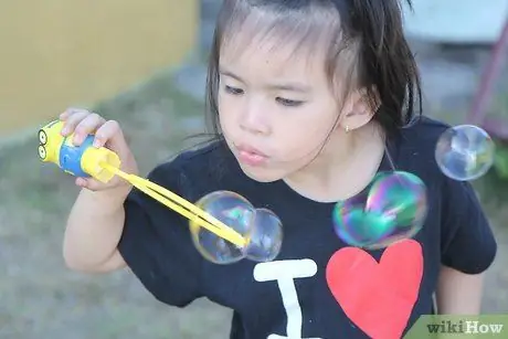 Blow Bubbles 9. samm