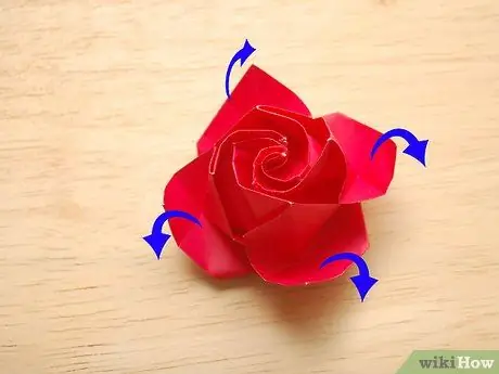 Plier une rose en papier Étape 41