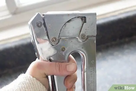 Muatkan Staple Gun Langkah 6