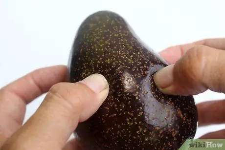 Bumili ng isang Magandang Avocado Hakbang 2