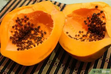 Papayas essen Schritt 2