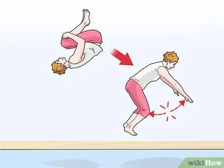 Doe een Front Flip Step 17