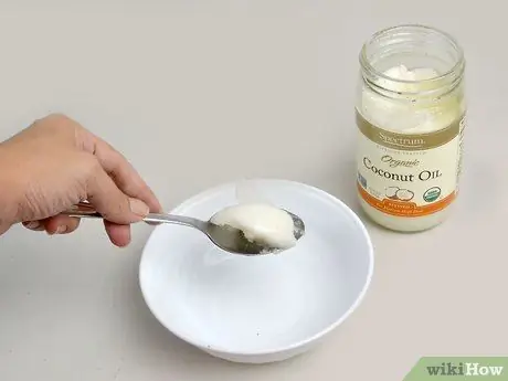 Use aceite de coco en su cabello y piel Paso 3