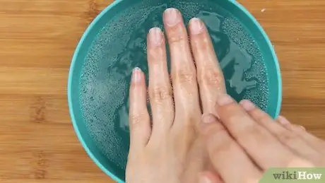 Entfernen Sie den Nagelkleber von den Nägeln Schritt 14