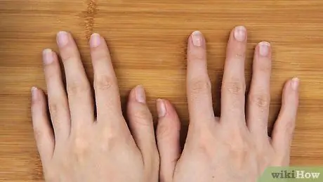 Retirer la colle à ongles des ongles Étape 16