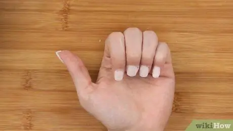 Retirer la colle à ongles des ongles Étape 7