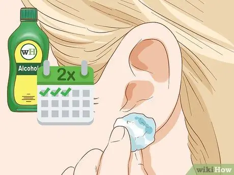 Prendre soin des oreilles nouvellement percées Étape 4