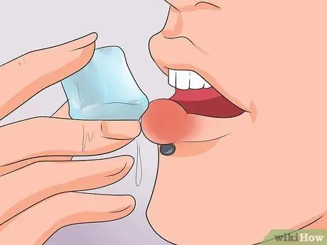 Cuida de una perforación de labios Paso 10