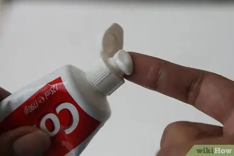 Appliquer du dentifrice sur les boutons Étape 7