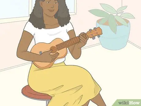 Patugtugin ang Ukulele Hakbang 2