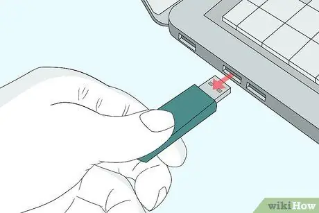 Sauvez un ordinateur portable de l'étape 4 des dommages causés par les liquides