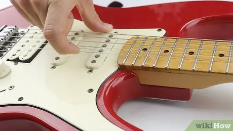 Baguhin ang mga string sa isang Electric Guitar Hakbang 1