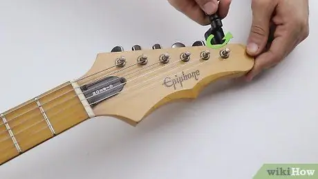 Ändern Sie die Saiten einer E-Gitarre Schritt 3