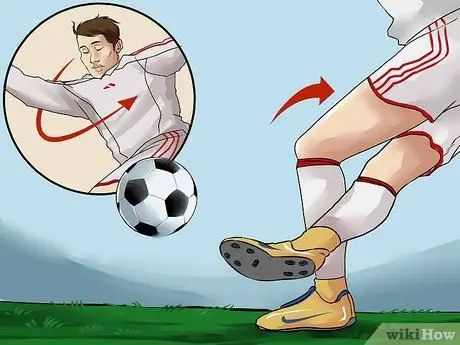 Vykonajte krok Rabona, krok 8