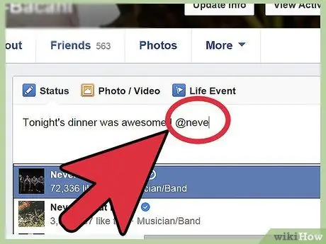 Etiketoni njerëzit në një status në Facebook Hapi 3