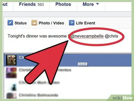 Etiketoni njerëzit në një status në Facebook Hapi 5