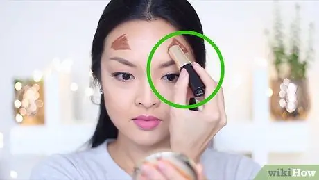 Ilapat ang Base Makeup Hakbang 3