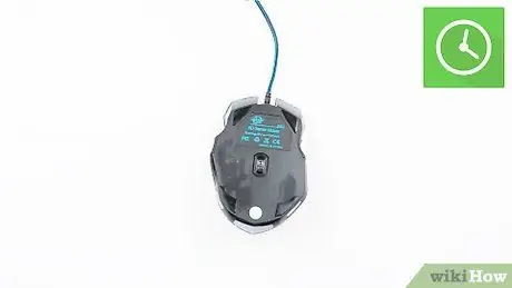 Limpiar la suciedad de un mouse óptico de computadora Paso 12